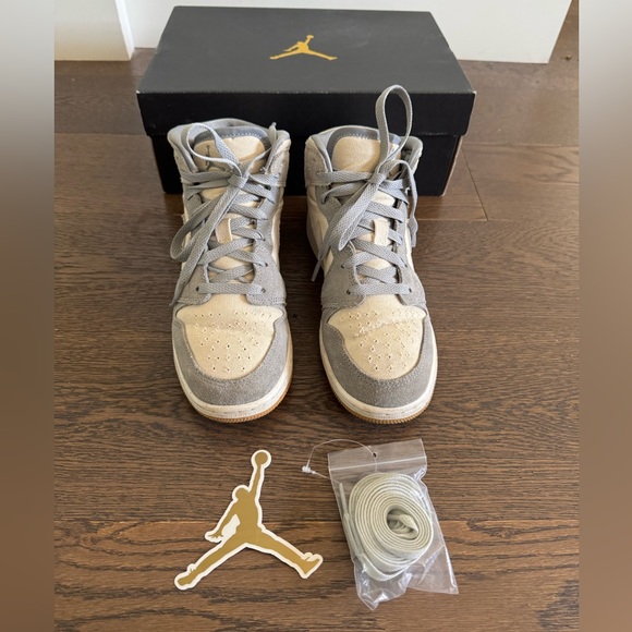 Youth Nike Air Jordan 1 Mid - COCONUT MILK-PARTICLE GREY-WHITE-GUM size 5.5 - Picture 9 of 11